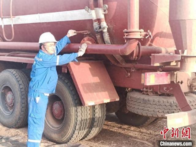 南苏丹红土地上的“时差守护者”：一对中国工匠的劳动节坚守