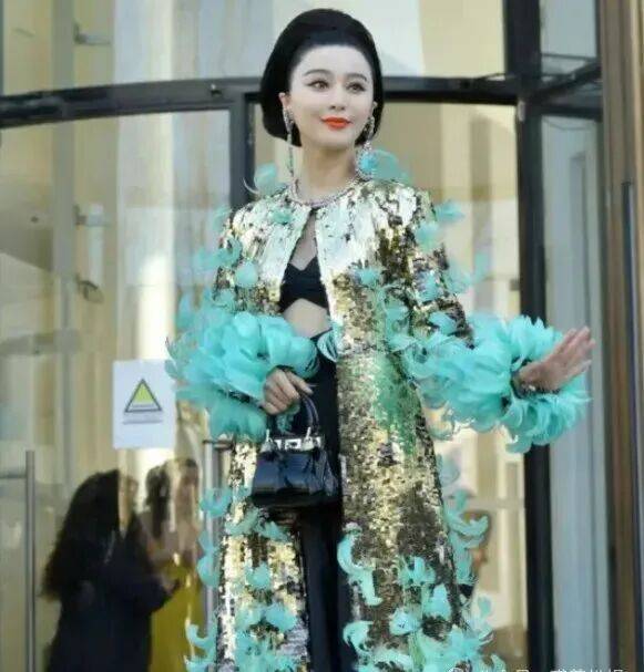 范冰冰离开滤镜还是老了穿金戴银打扮华丽但颈纹却暴露了线年她到