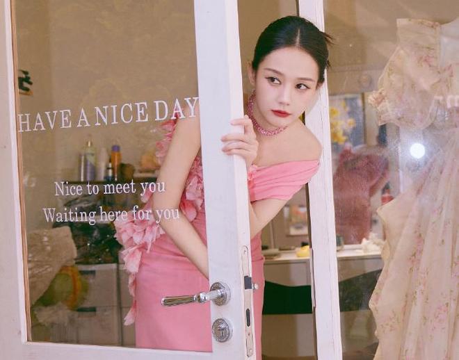 李一桐自带大女主气场一袭粉色斜肩裙搭粉钻颈链美的惊心动魄